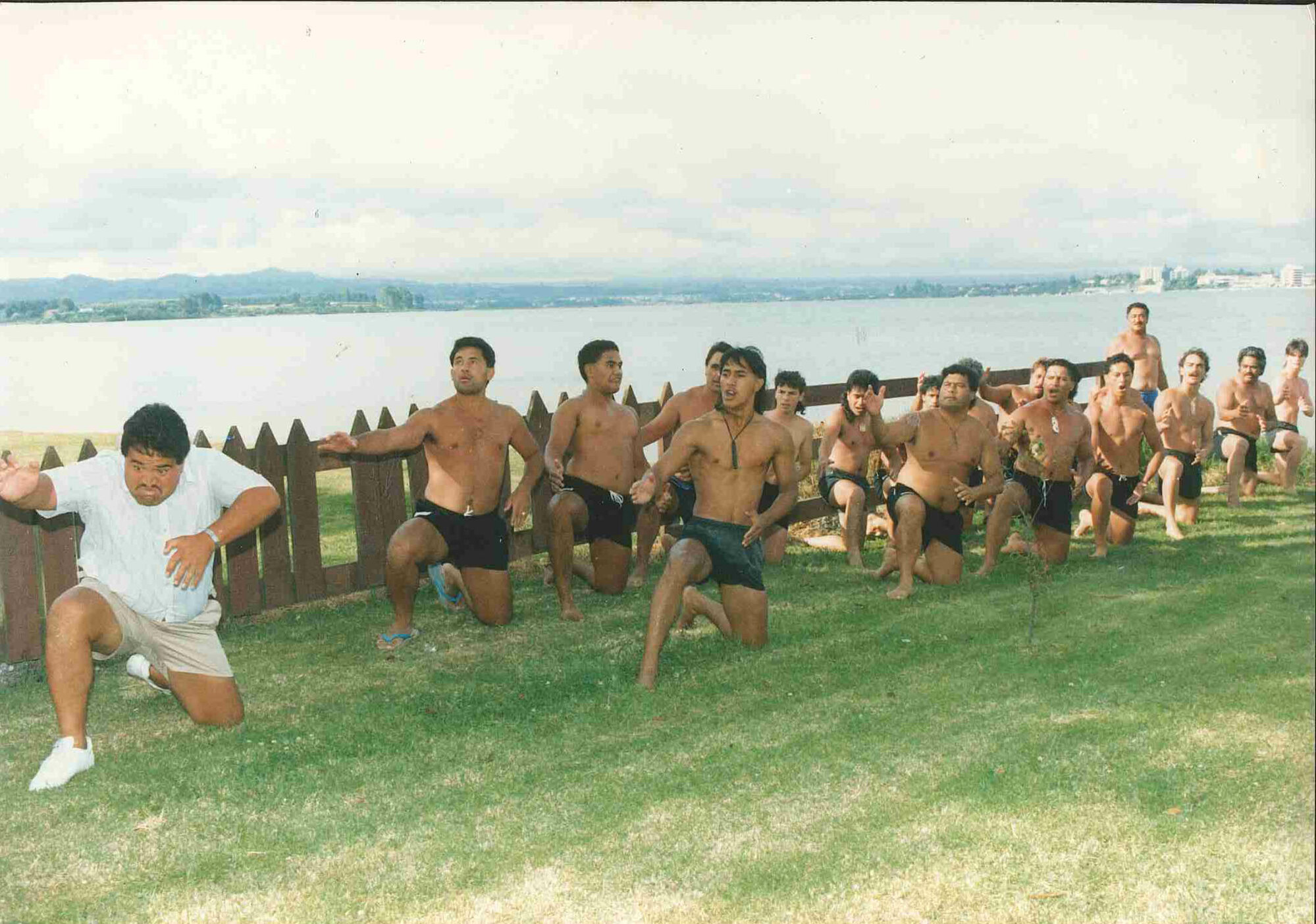 Te Awanui Waka arriving to Whareroa Marae in 1990